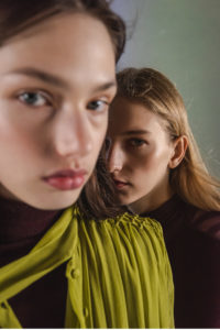 Roberti Scichilone Progetto 2019 DES_PHEMMES Lookbook Commercial Mia Brammer Anna Elizabeth Villemoes Fashion Immagine 5